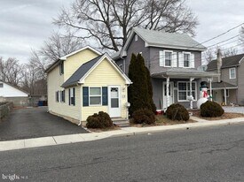 13 E Millbrooke Ave in Woodstown, NJ - Building Photo