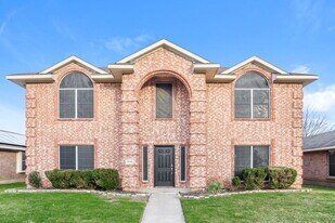 1530 Aberdeen Dr in Lancaster, TX - Building Photo