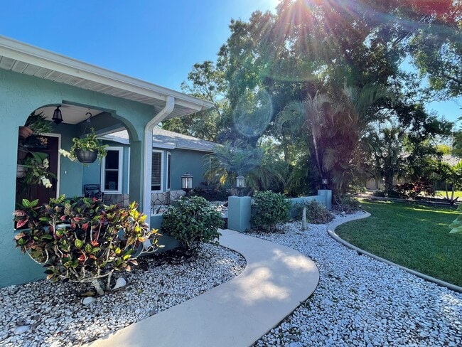 2227 Pineland Dr in Englewood, FL - Building Photo - Building Photo