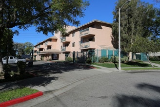 Simpson Saticoy Apartments in North Hollywood, CA - Foto de edificio - Building Photo