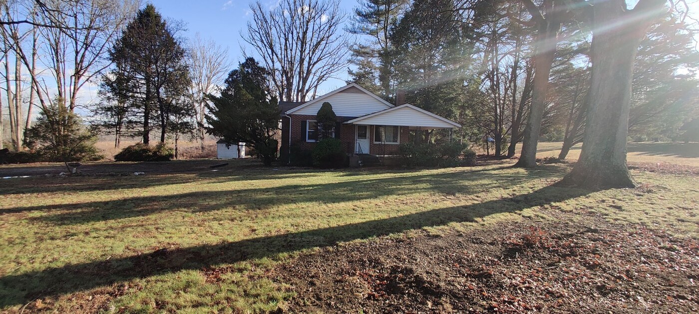 4638 Bell Rd in Powhatan, VA - Building Photo