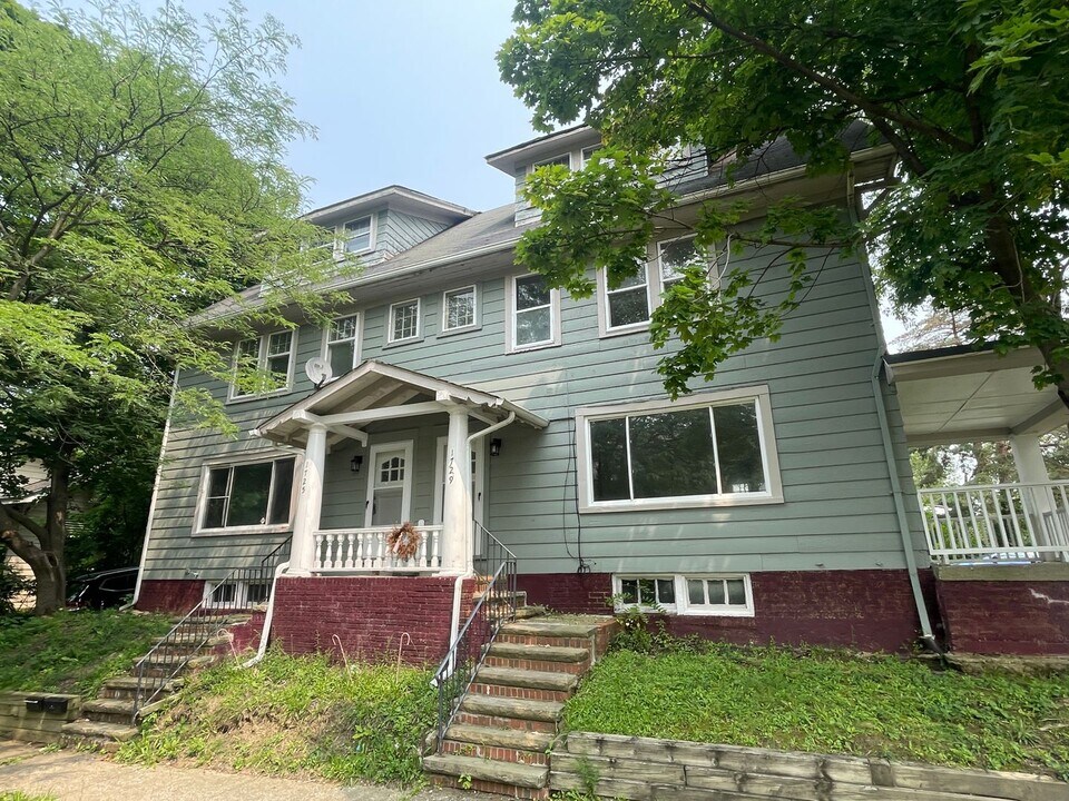 1725 Compton Rd in Cleveland Heights, OH - Building Photo