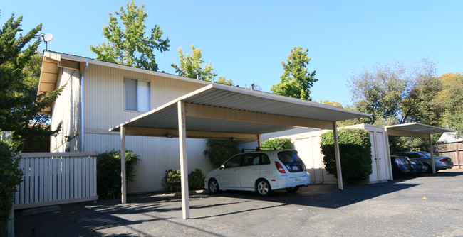 7500 Bridgit Dr in Rohnert Park, CA - Foto de edificio - Building Photo