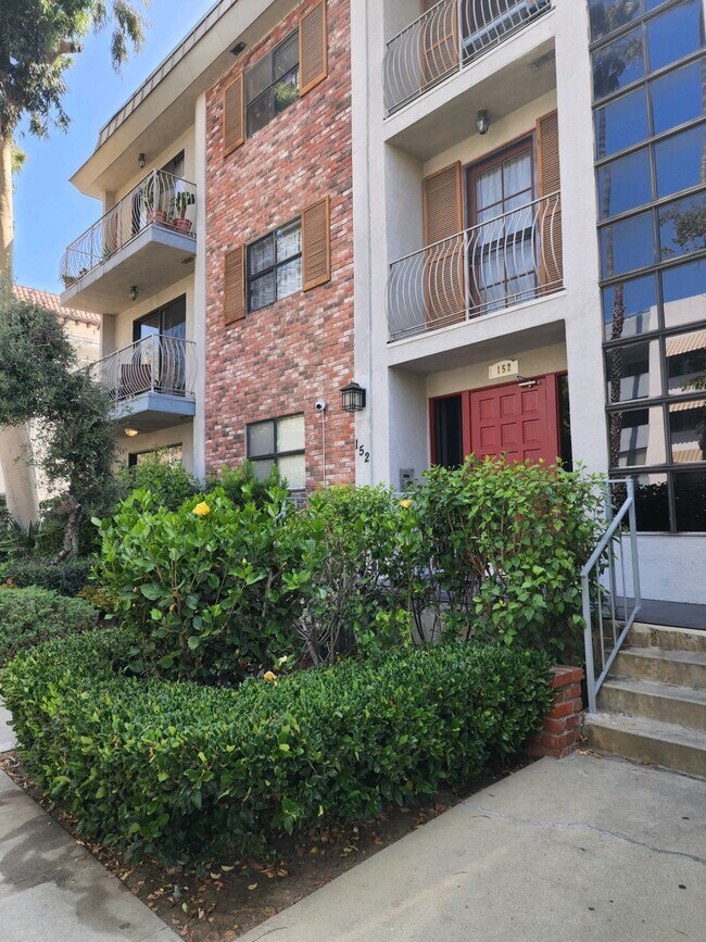 152 S Oakhurst Dr Rentals in Beverly Hills, CA