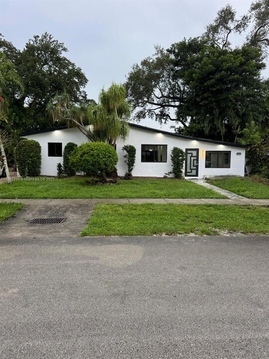 4120 SW 31st Dr in West Park, FL - Building Photo