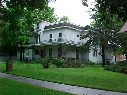 809 Washington St in Cedar Falls, IA - Foto de edificio