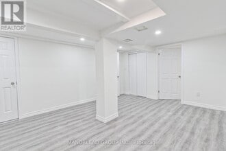 126 Wishing Well Dr in Toronto, ON - Building Photo - Building Photo