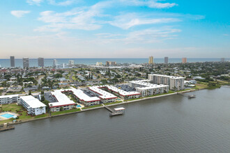 Riverside Condominium in Daytona Beach, FL - Foto de edificio - Building Photo