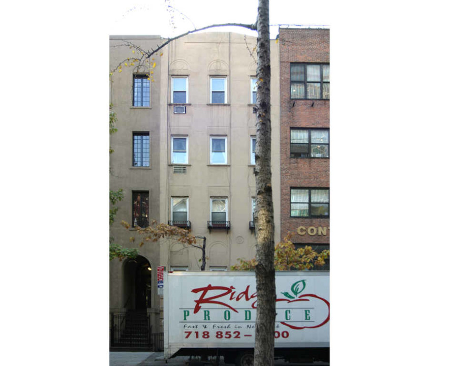 220 E 49th St in New York, NY - Building Photo