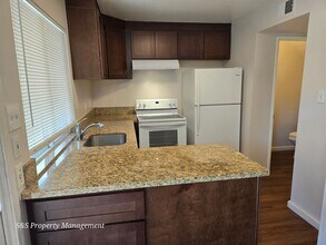 8879 Salmon Falls Dr in Sacramento, CA - Foto de edificio - Building Photo