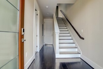 2401 Crawford St in Houston, TX - Building Photo - Building Photo