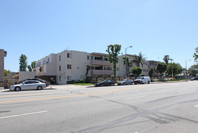 15050 Burbank Blvd in Van Nuys, CA - Foto de edificio - Building Photo