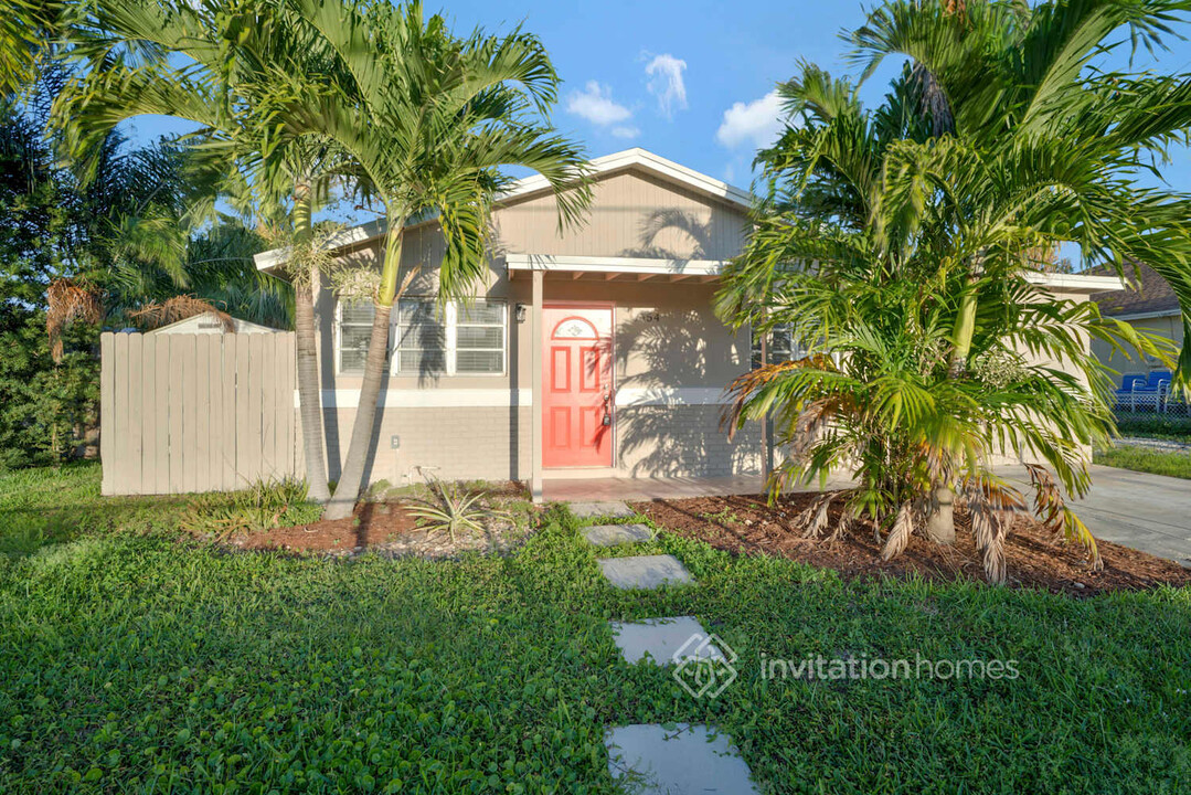 6654 Riparian Rd in Atlantis, FL - Building Photo