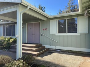 695 Mt Olympus Ave SE in Ocean Shores, WA - Building Photo - Building Photo