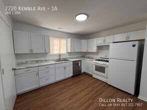 2220 Kemble Ave in North Chicago, IL - Foto de edificio - Building Photo