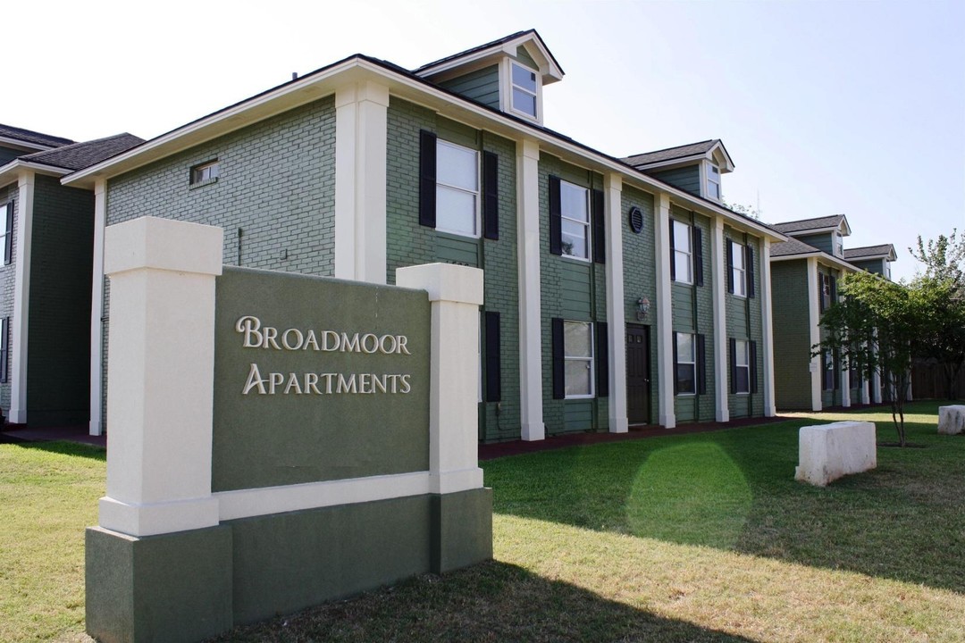 Broadmoor Apartments in Bryan, TX - Building Photo