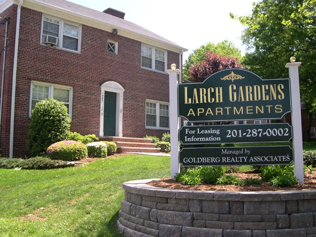 Larch Gardens Apartments in Teaneck, NJ - Foto de edificio