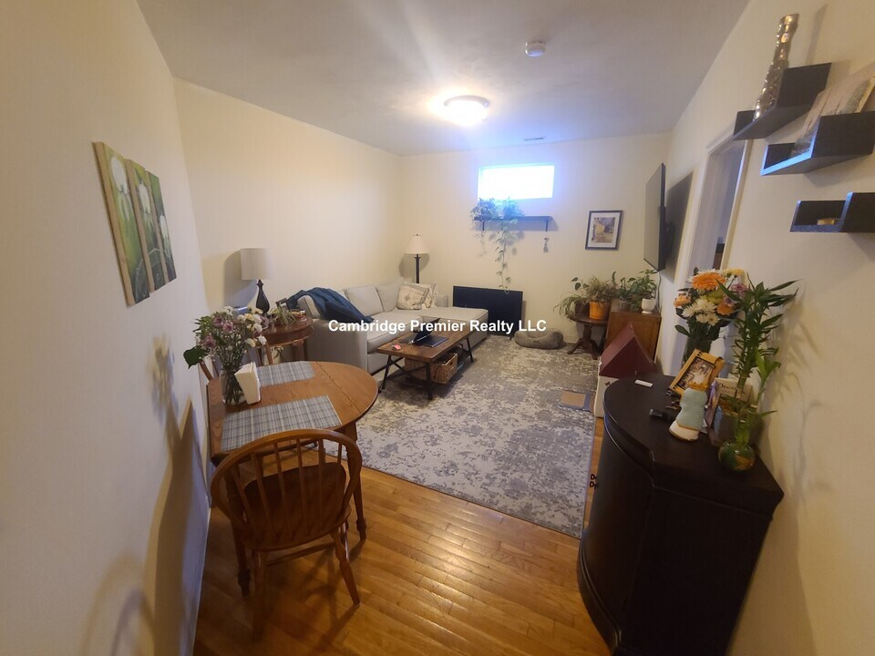 22 Bow St in Somerville, MA - Building Photo