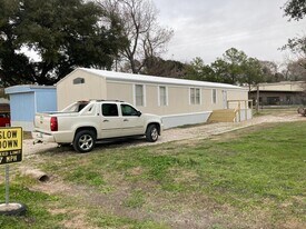 2715 Frick Rd in Houston, TX - Building Photo