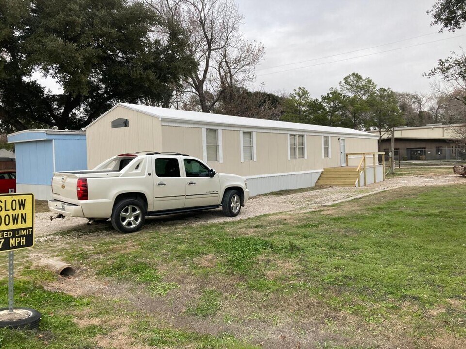 2715 Frick Rd in Houston, TX - Building Photo