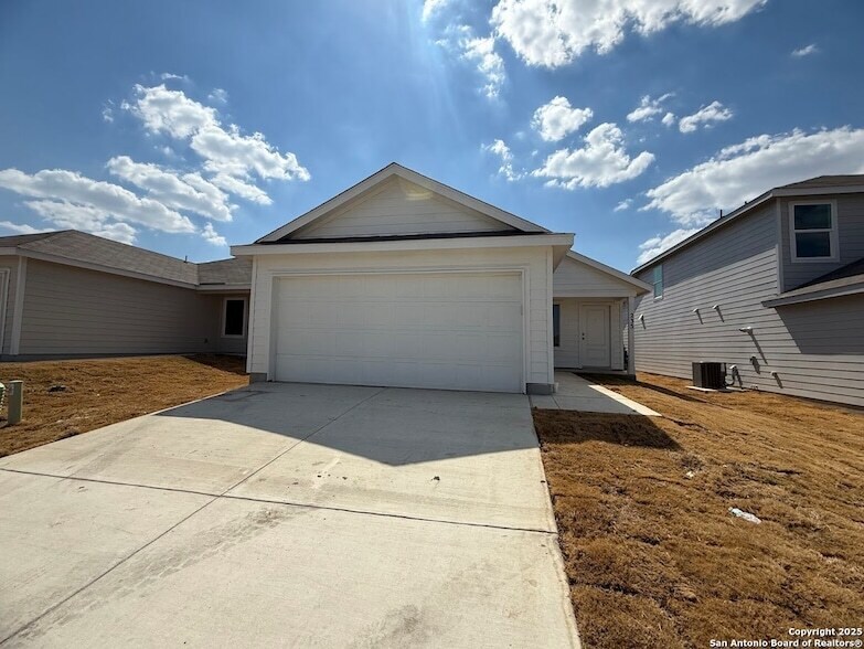 235 Ottawa Way in New Braunfels, TX - Foto de edificio