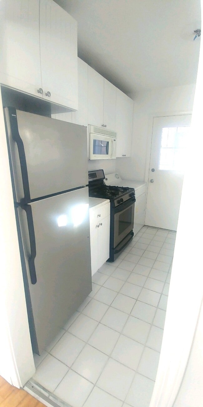 1016 E La Palma Dr in Inglewood, CA - Building Photo - Building Photo