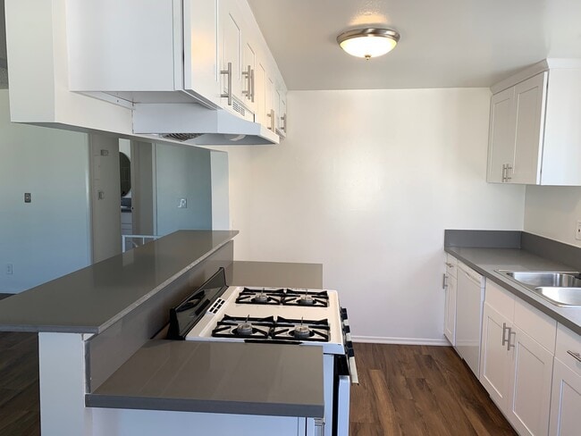 741 Manhattan Beach Blvd in Manhattan Beach, CA - Building Photo - Building Photo