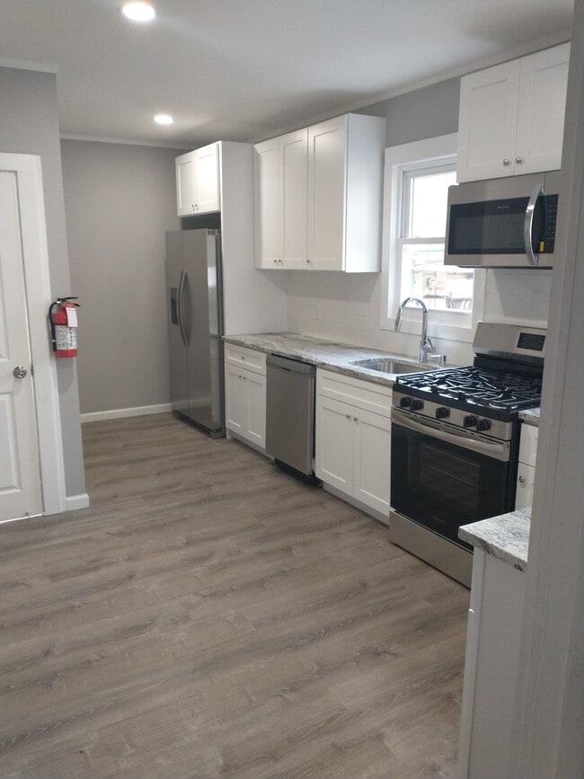 128 Berwick St, Unit apt. 1 in Elizabeth, NJ - Foto de edificio - Building Photo
