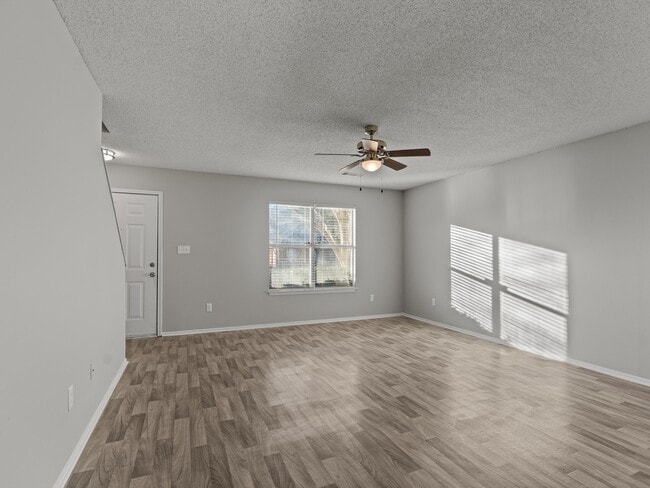 Wilshire Park Apartments in Huntsville, AL - Foto de edificio - Building Photo