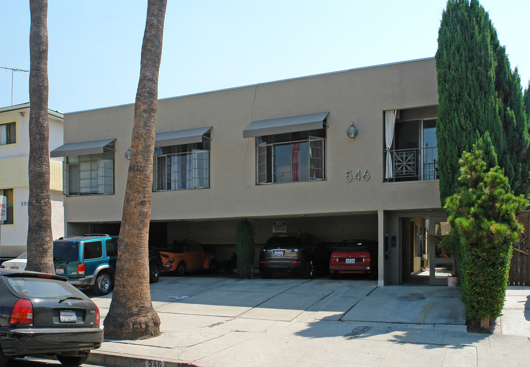 546 N Flores St in Los Angeles, CA - Building Photo