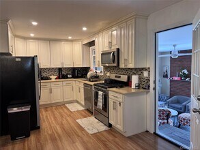 10 Dougherty St in Glen Cove, NY - Building Photo - Building Photo