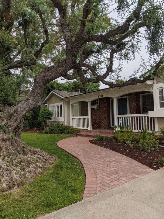 8204 Calmada Ave in Whittier, CA - Foto de edificio