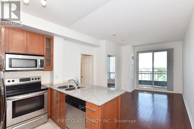 18 Holmes Ave in Toronto, ON - Building Photo - Building Photo