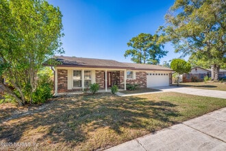 2726 Winrock Dr W in Jacksonville, FL - Building Photo - Building Photo