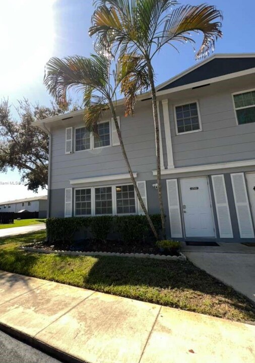 1799 SW 81st Ter in Davie, FL - Foto de edificio