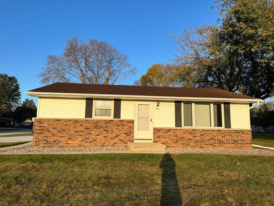951 Velsen Rd in Howard, WI - Building Photo