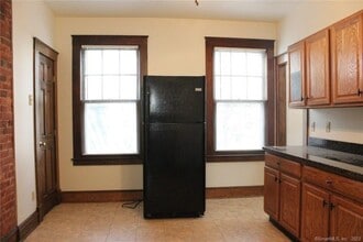 16 Woodland St in New Haven, CT - Building Photo - Building Photo