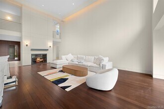 121 Piping Rock Rd in Locust Valley, NY - Building Photo - Building Photo