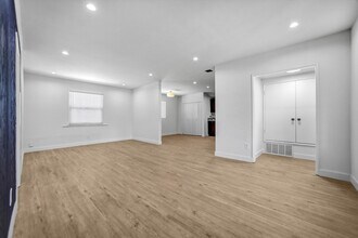 17627 Caprino Pl in Van Nuys, CA - Building Photo - Building Photo