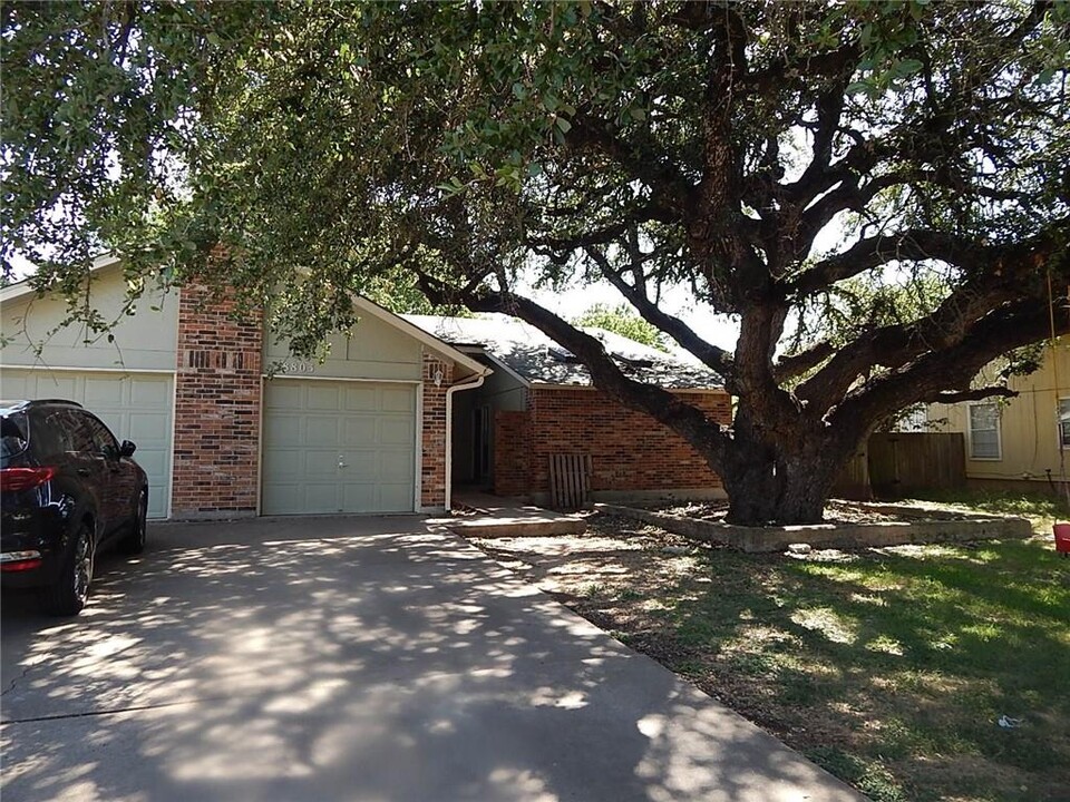 8803 Pineridge Dr in Austin, TX - Building Photo