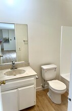 Woodman Court in Van Nuys, CA - Foto de edificio - Building Photo