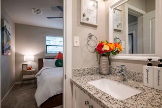 9130 Vogue Ln, Unit B in Houston, TX - Foto de edificio - Building Photo