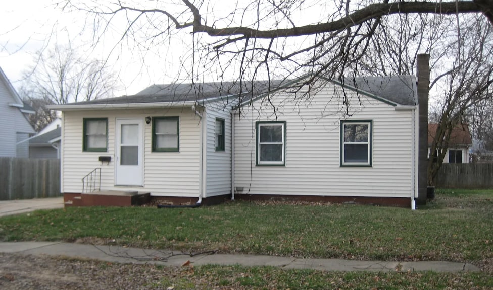 11 N Seymour St in Sullivan, IL - Building Photo