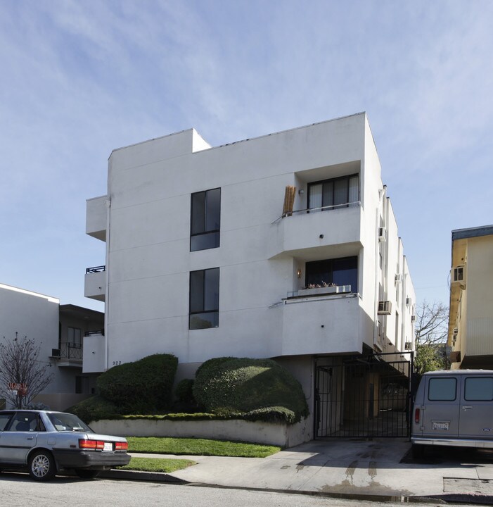 922 N Hudson Ave in Los Angeles, CA - Building Photo