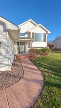 1943 Parkway Ave in Shakopee, MN - Foto de edificio - Building Photo