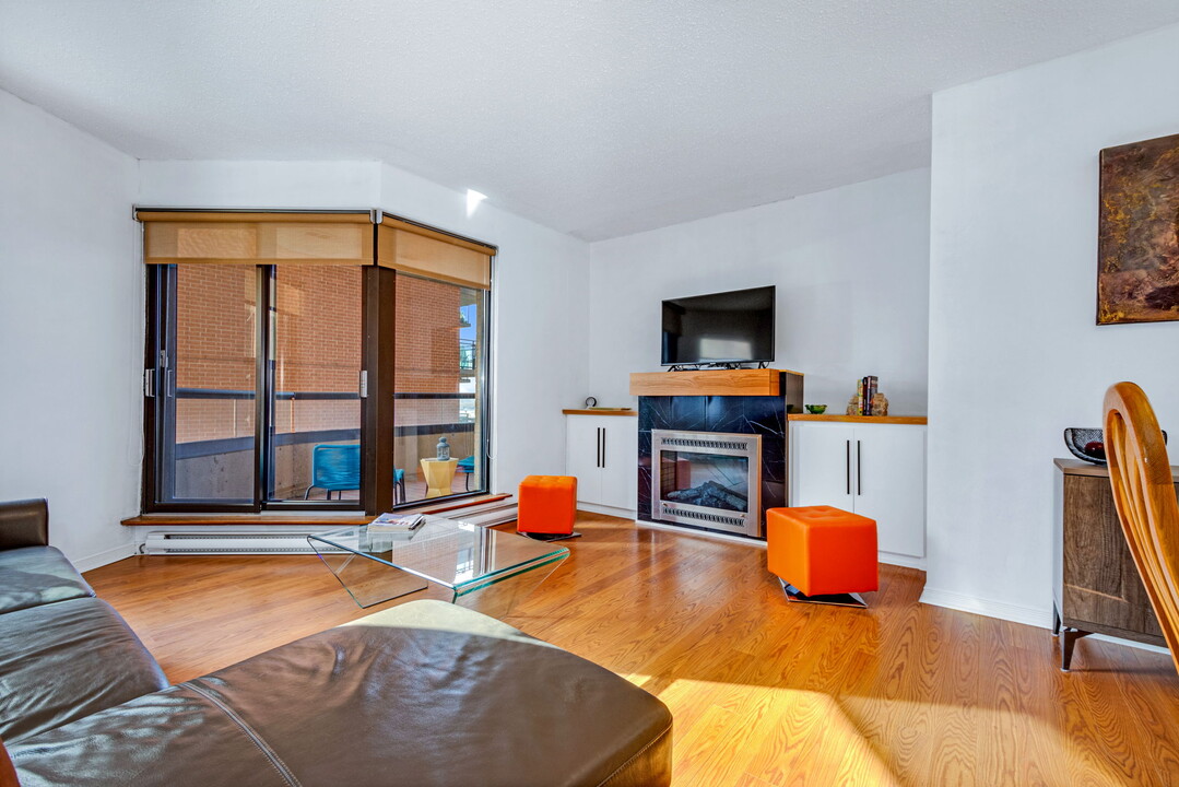 556 Laurier Ave W, Unit 704 in Ottawa, ON - Foto de edificio