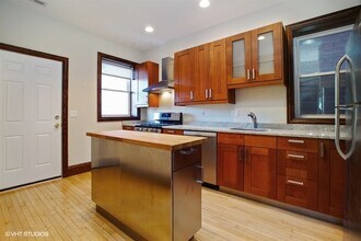 2327 N Southport Ave, Unit 2 in Chicago, IL - Foto de edificio - Building Photo