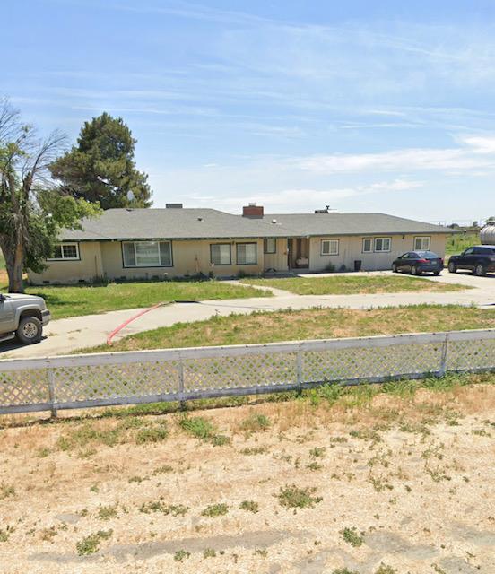 21009 19th Ave in Stratford, CA - Foto de edificio