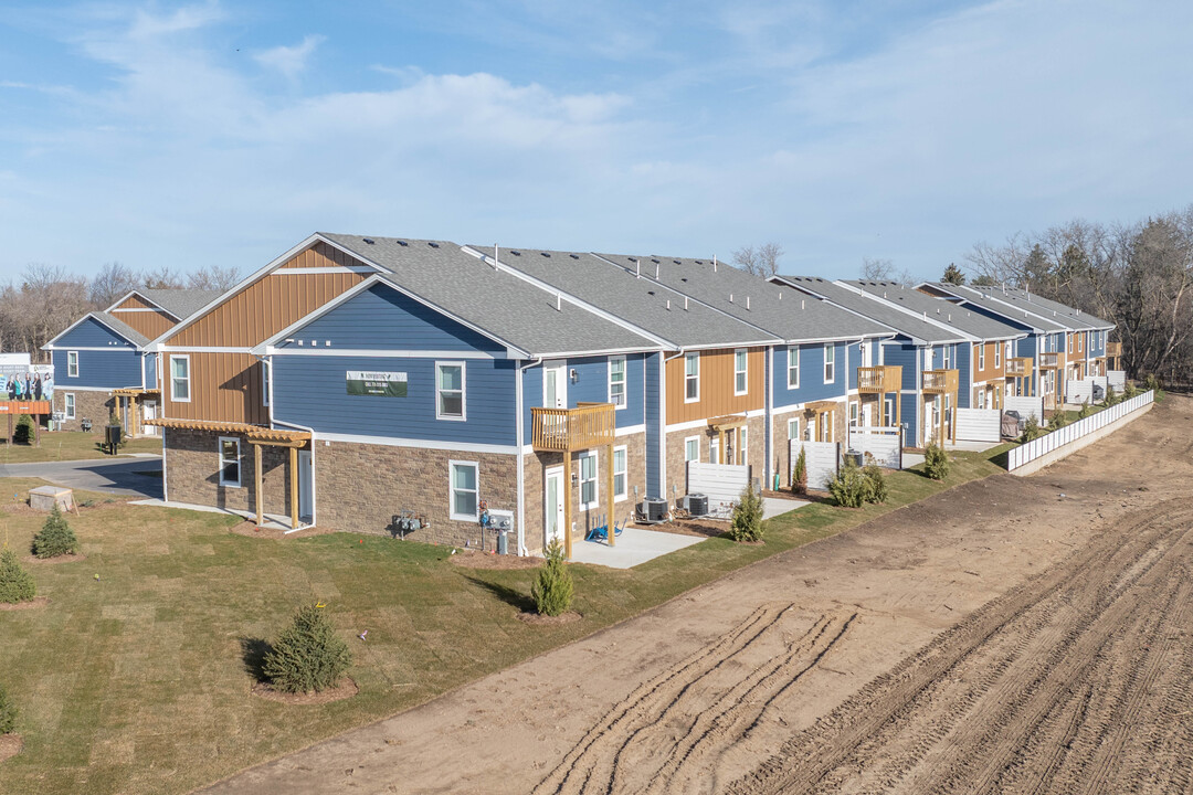 Lake Mills Townhomes in Lake Mills, WI - Foto de edificio