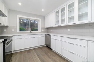 206 Gillies Ln in Norwalk, CT - Building Photo - Building Photo